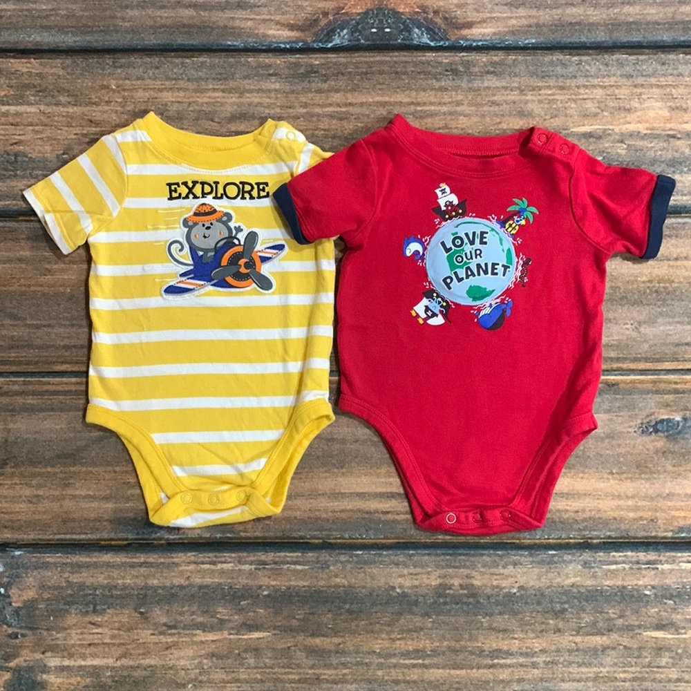 Set of 2 Garanimals 3-6mo Boy Short Sleeve Bodysuit-airplane & “love our planet”